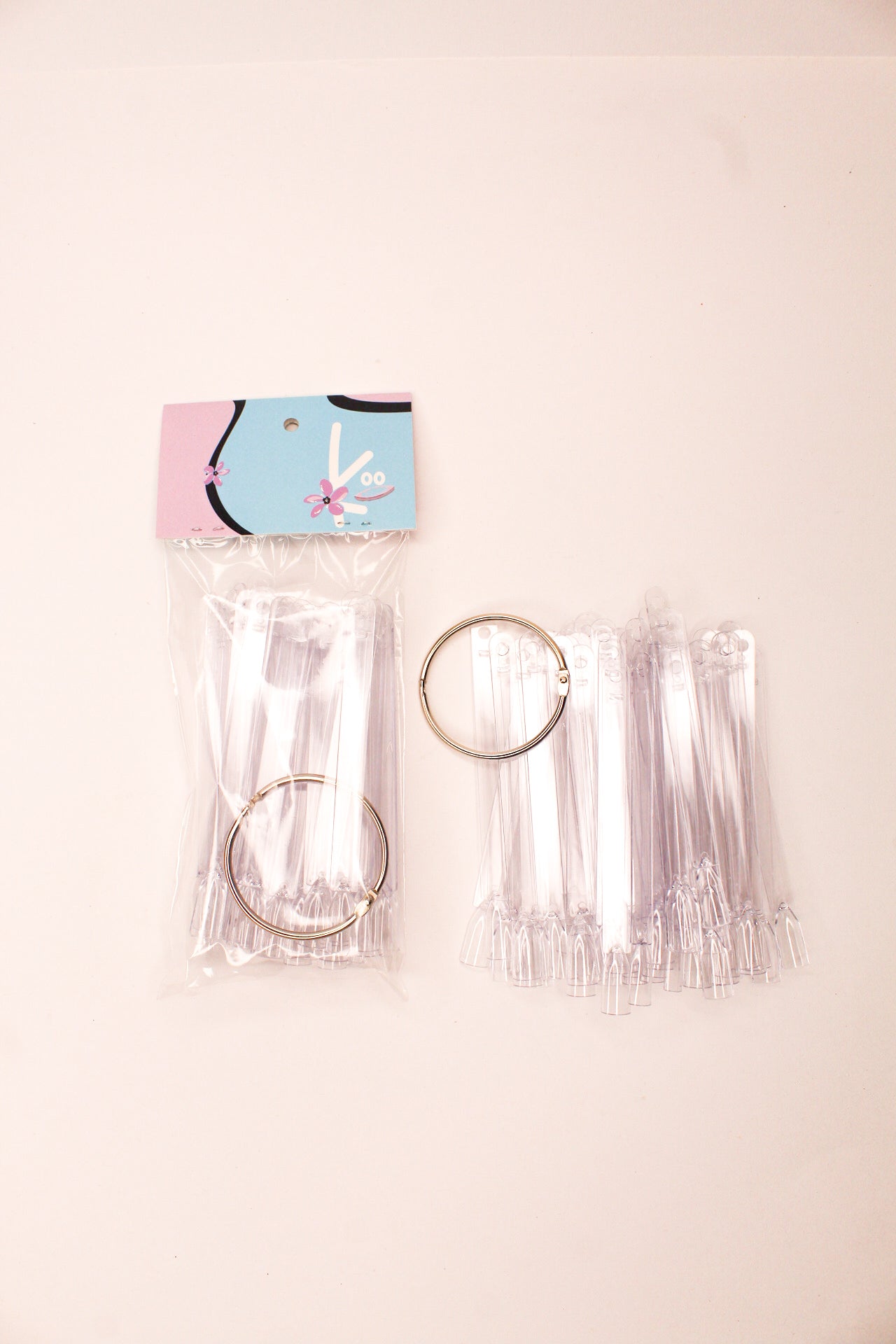 Muestrario de uñas acrílicas con argolla abanico